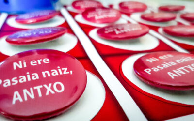 Chapas «Ni ere Pasaia naiz, ANTXO», «Yo también soy Pasaia, ANTXO»